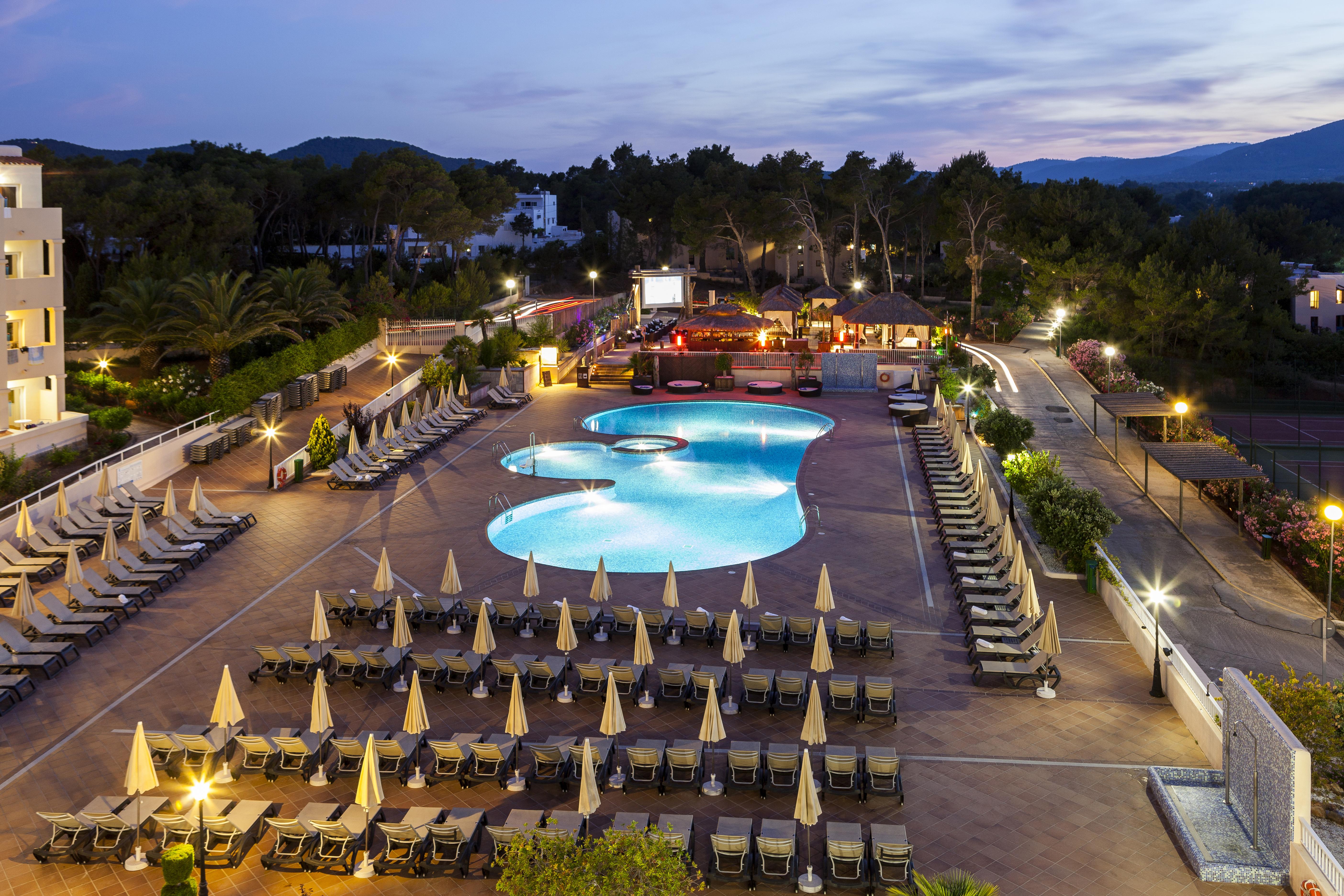 Invisa Hotel Club Cala Blanca Es Figueral Екстер'єр фото