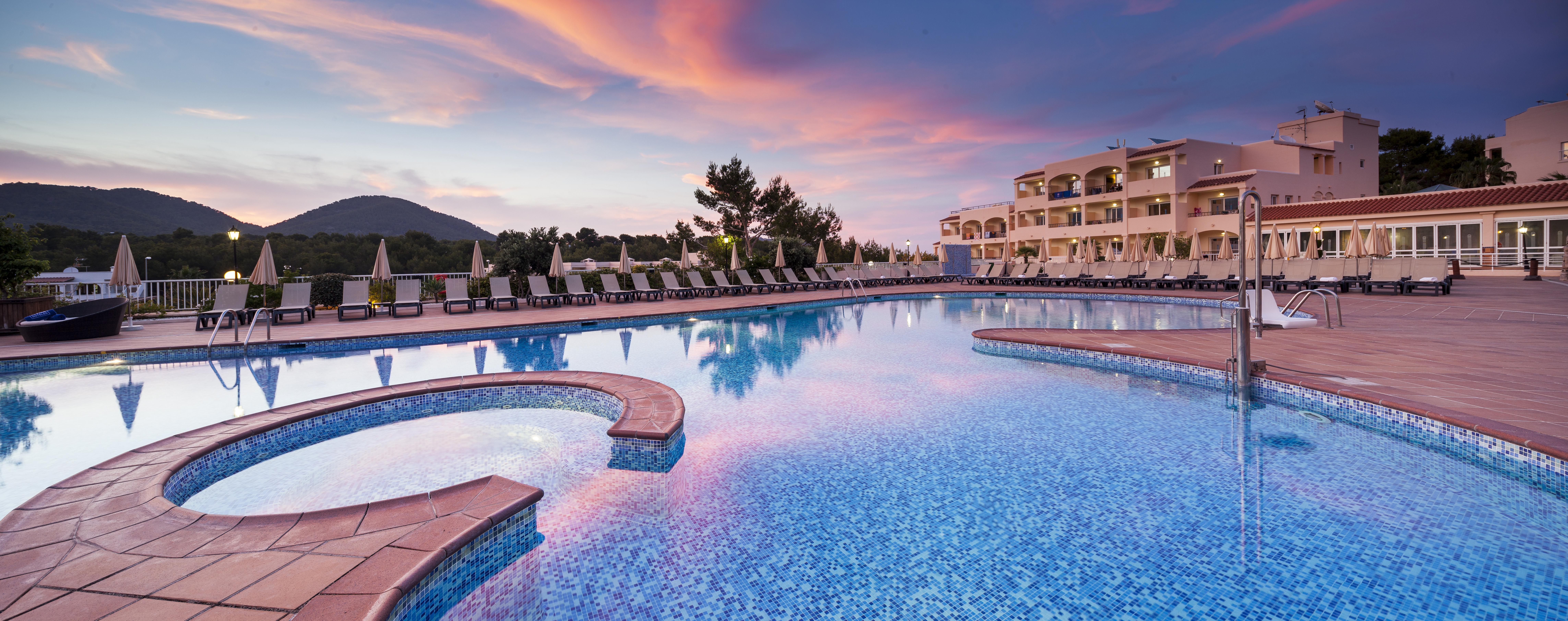 Invisa Hotel Club Cala Blanca Es Figueral Екстер'єр фото