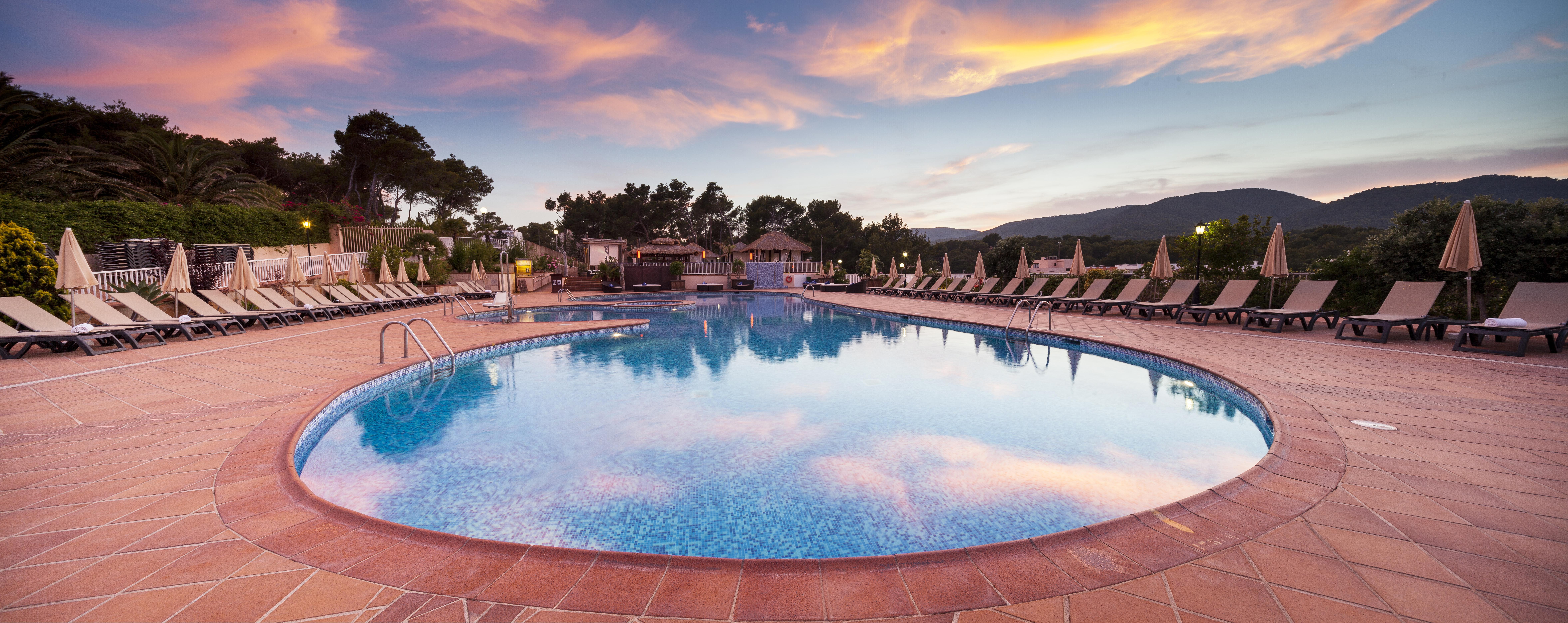Invisa Hotel Club Cala Blanca Es Figueral Екстер'єр фото