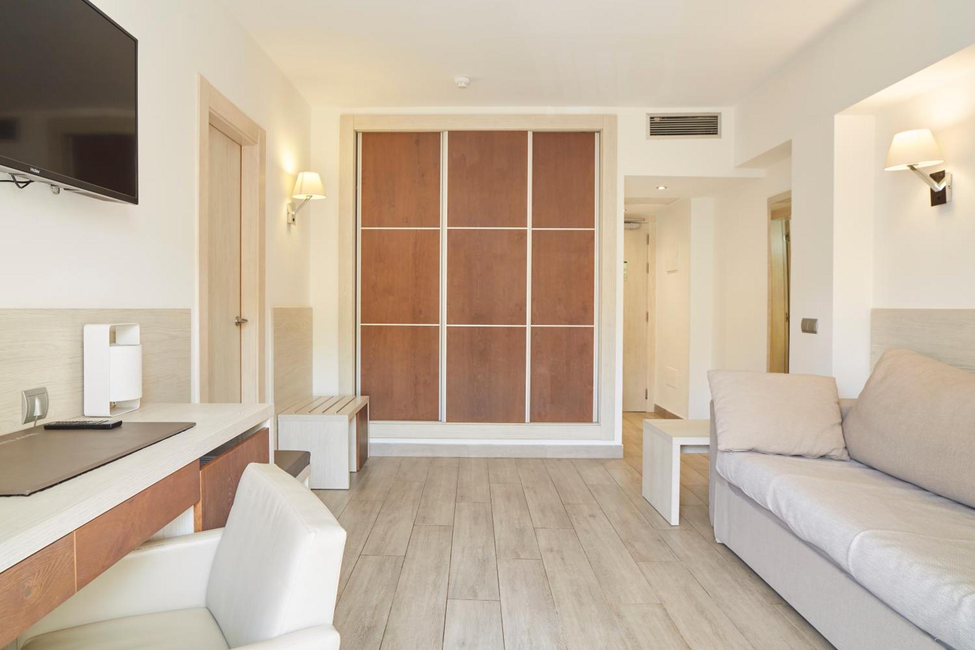 Invisa Hotel Club Cala Blanca Es Figueral Екстер'єр фото