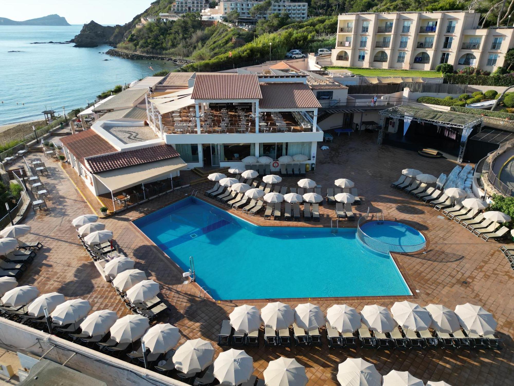Invisa Hotel Club Cala Blanca Es Figueral Екстер'єр фото