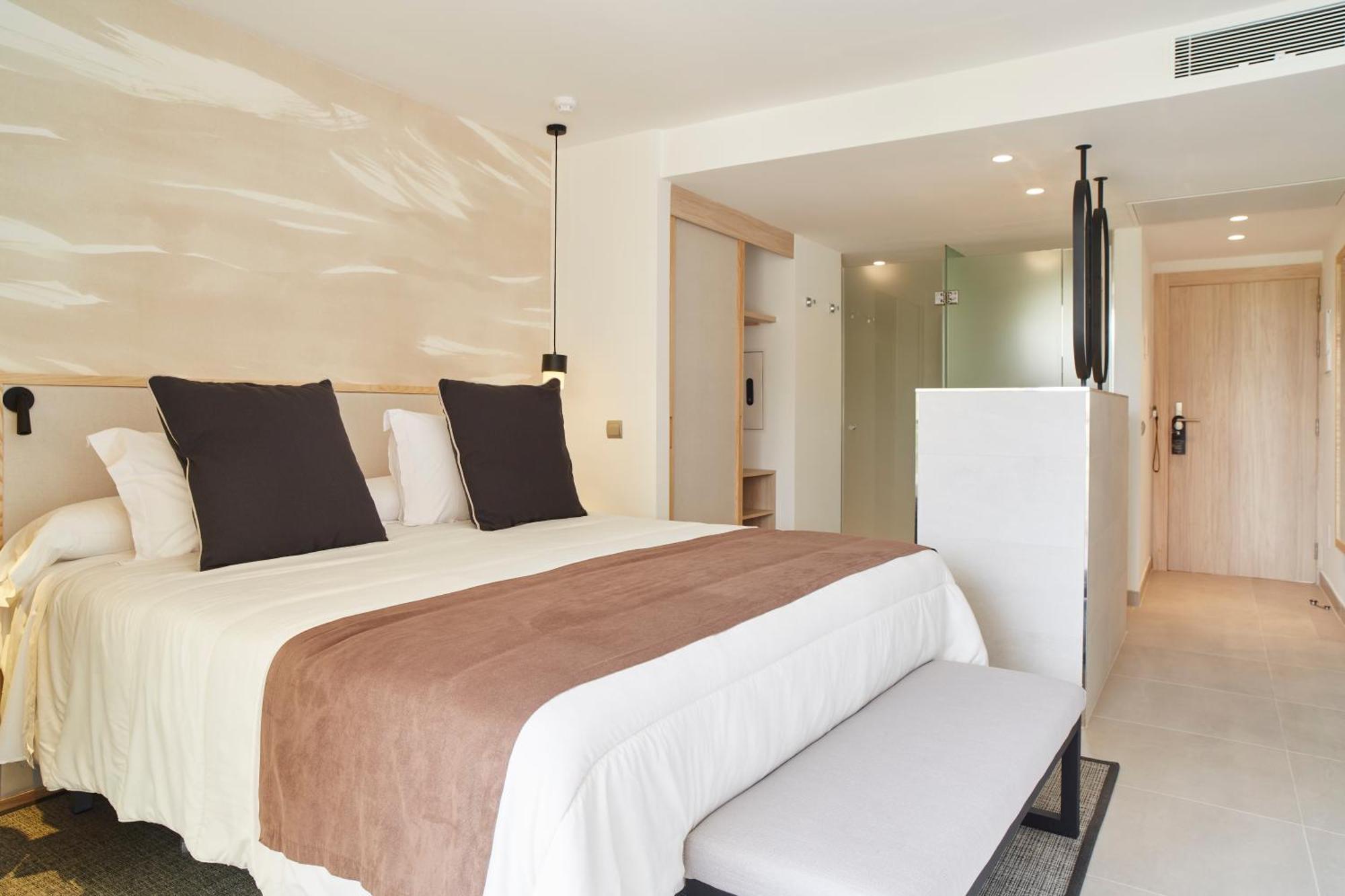 Invisa Hotel Club Cala Blanca Es Figueral Екстер'єр фото