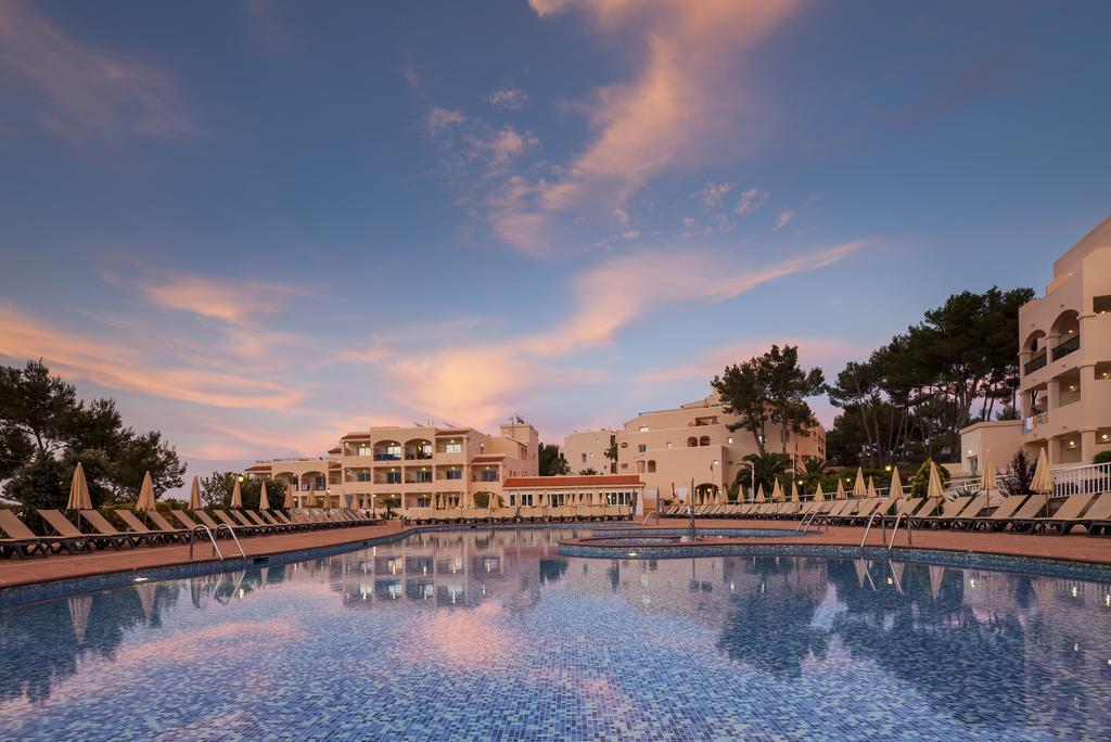 Invisa Hotel Club Cala Blanca Es Figueral Екстер'єр фото
