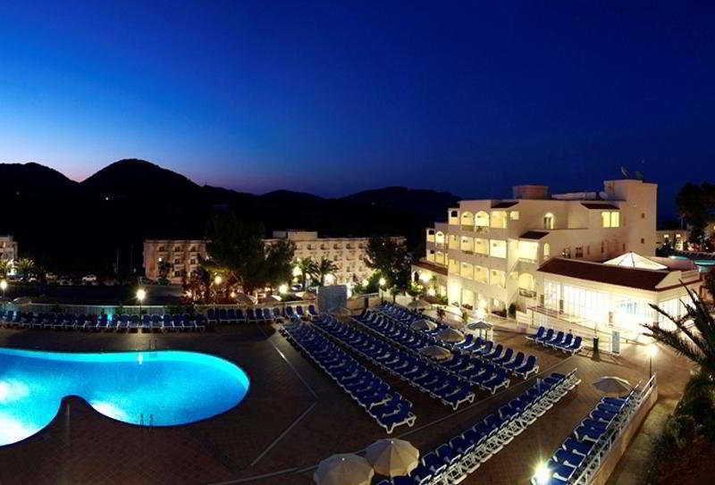 Invisa Hotel Club Cala Blanca Es Figueral Зручності фото